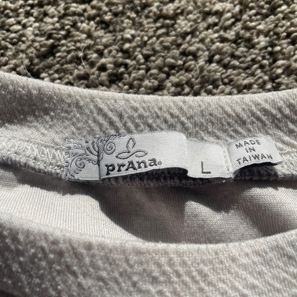 Off-White Prana Women's Crewneck - Picture 2 of 3